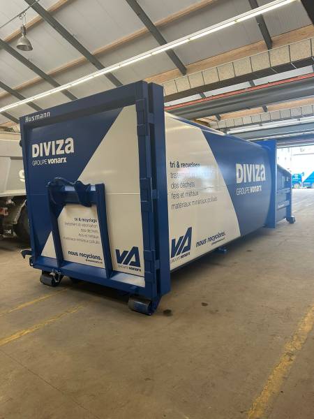 Pose d'autocollants et marquage publicitaire sur compacteur à carton à Neuchâtel, Suisse