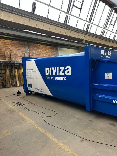 Pose d'autocollants et marquage publicitaire sur compacteur à carton à Neuchâtel, Suisse