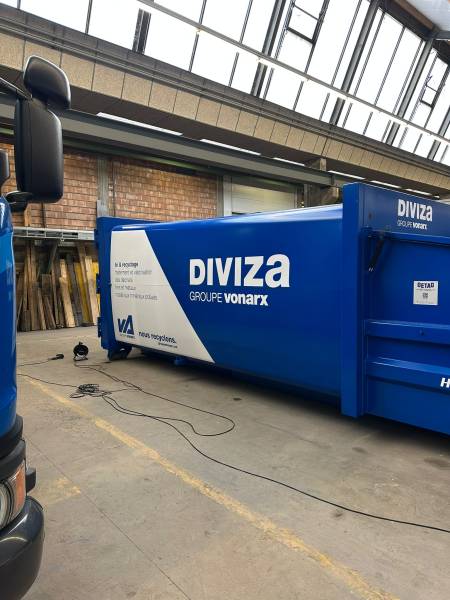 Pose d'autocollants et marquage publicitaire sur compacteur à carton à Neuchâtel, Suisse