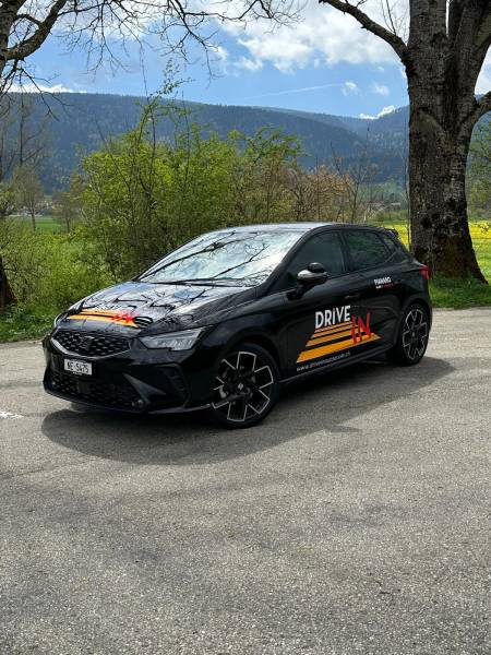 Publicité dur véhicule auto-école drive in à Neuchâtel