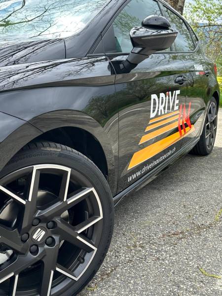 Publicité dur véhicule auto-école drive in à Neuchâtel