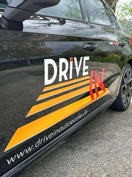 Publicité dur véhicule auto-école drive in à Neuchâtel