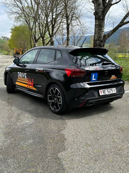 Publicité dur véhicule auto-école drive in à Neuchâtel