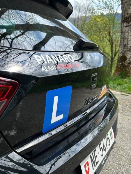 Publicité dur véhicule auto-école drive in à Neuchâtel