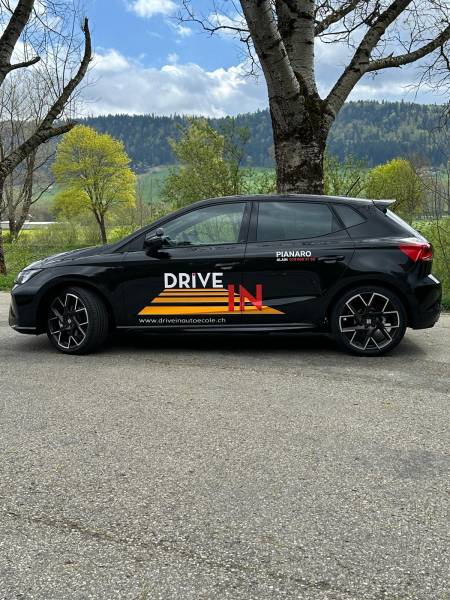 Publicité dur véhicule auto-école drive in à Neuchâtel