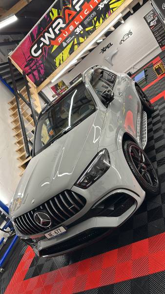 Décontamination complète de GLE 63 AMG pour lui administrer un magnifique traitement céramique pour approfondir son vernis