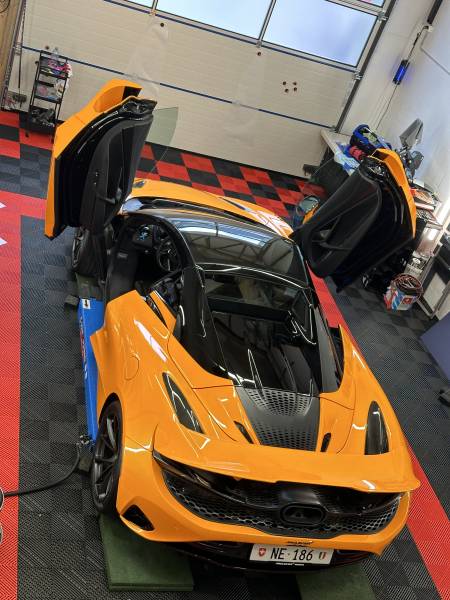 Film de protection transparent Xpel sur Mclaren 750S modèle 2024 en recouvrement complet