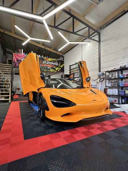 Film de protection transparent Xpel sur Mclaren 750S modèle 2024 en recouvrement complet