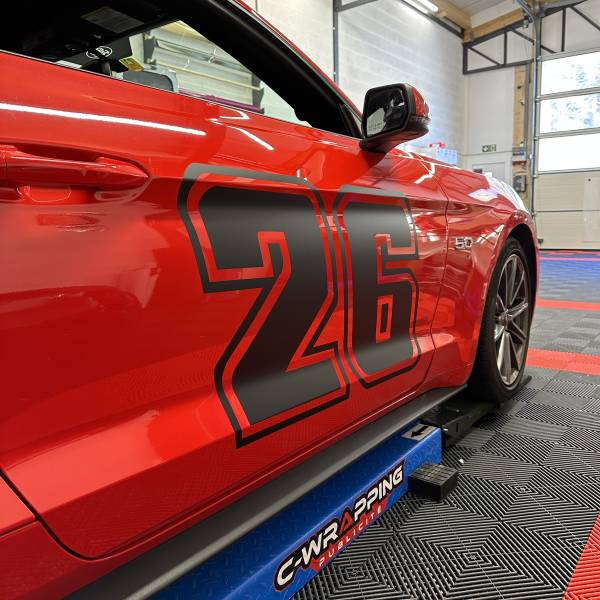 Ford Mustang V8 covering en bande décorative