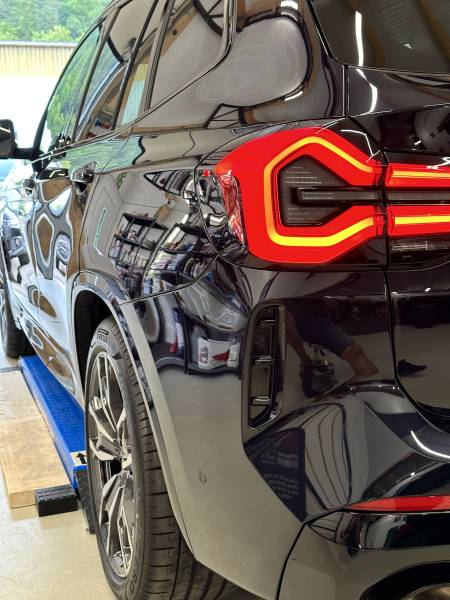 BMW X3, traitement céramqiue GTECHNIQ Crystal Serum Ultra, pour une dureté de vernis à toute épreuves et une facilité d'entretien inégalée.