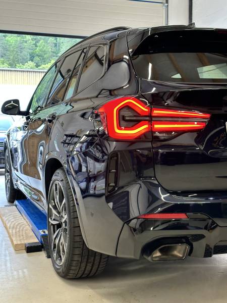 BMW X3, traitement céramqiue GTECHNIQ Crystal Serum Ultra, pour une dureté de vernis à toute épreuves et une facilité d'entretien inégalée.