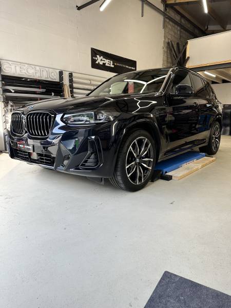 BMW X3, traitement céramqiue GTECHNIQ Crystal Serum Ultra, pour une dureté de vernis à toute épreuves et une facilité d'entretien inégalée.