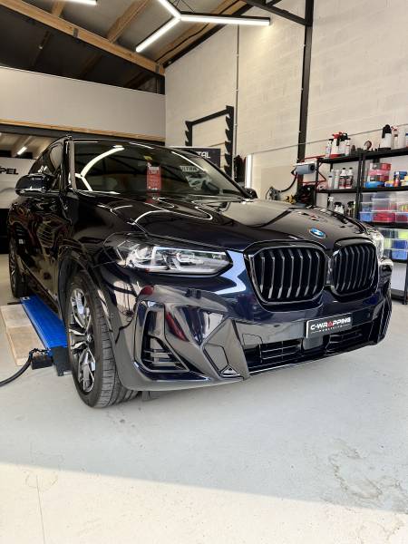 BMW X3, traitement céramqiue GTECHNIQ Crystal Serum Ultra, pour une dureté de vernis à toute épreuves et une facilité d'entretien inégalée.